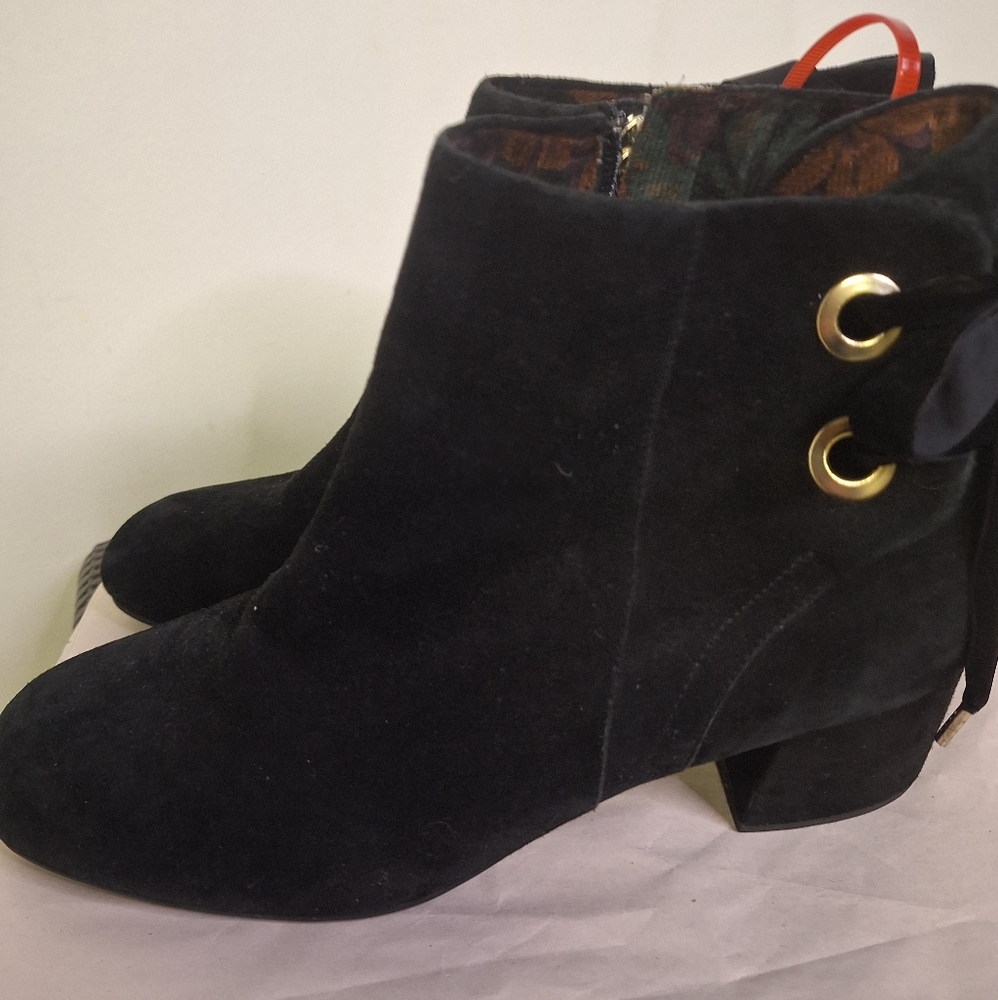 ONO Elegant Black Suede Ankle Boots That Tie + Zipper Opening Size 10